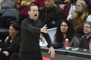 记者:若骑士东决遭尼克斯横扫 球队主帅阿特金森将面临下课危机